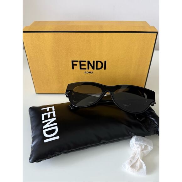 NEW!!! Fendi black women sunglasses FE40135F 01A Authentic